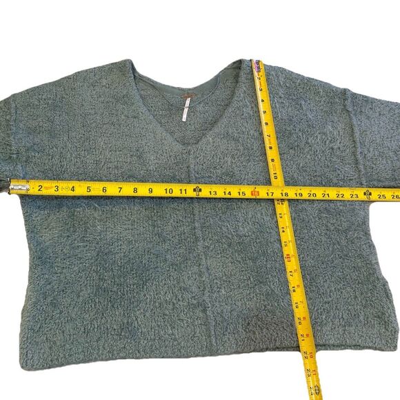 Free People Icing V-Neck Pullover Fuzzy Sweater Size XS in Spring Dust - Picture 10 of 10